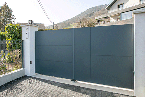 Portail plein en aluminium Esus Kostum