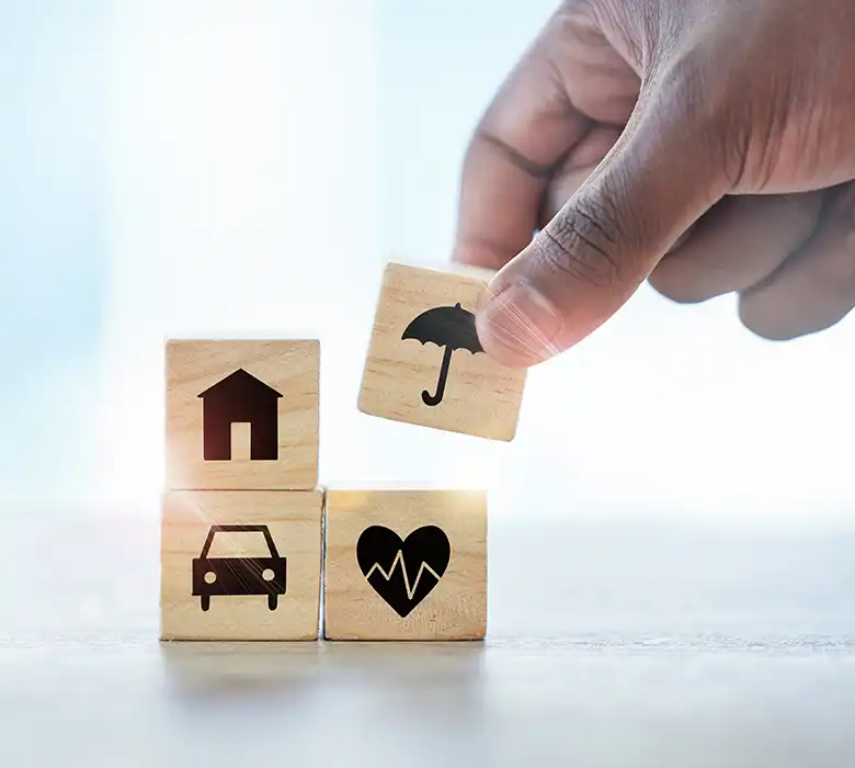 image d'un homme assemblant un puzzle en bois