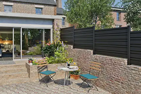 salon de jardin avec une clôture aluminium strolad kostum