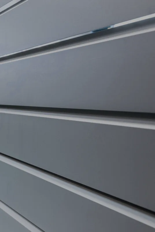 Detalle de las lamas de persiana de una puerta de aluminio termolacado
