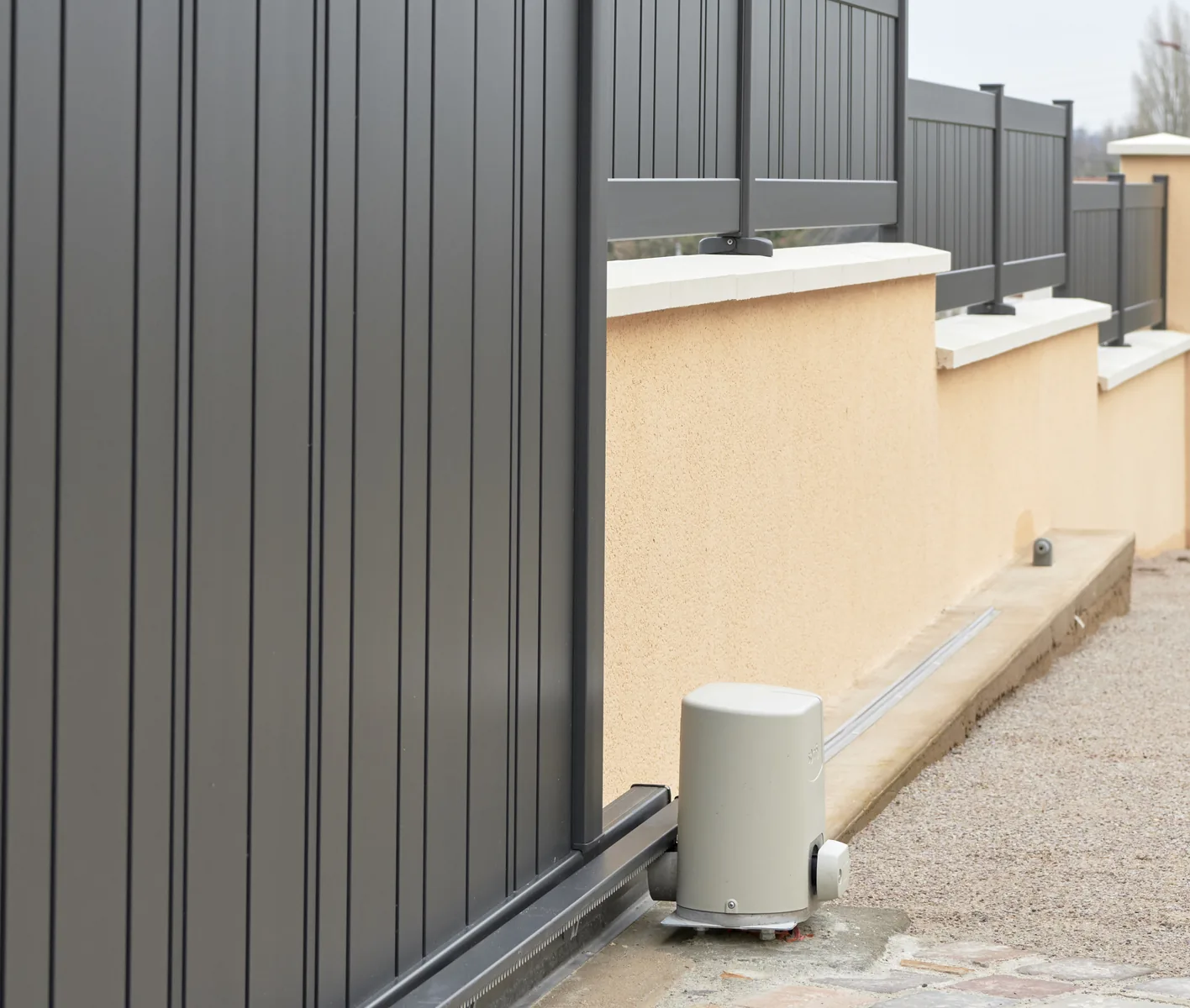Motor Somfy instalado en una puerta corredera de aluminio
