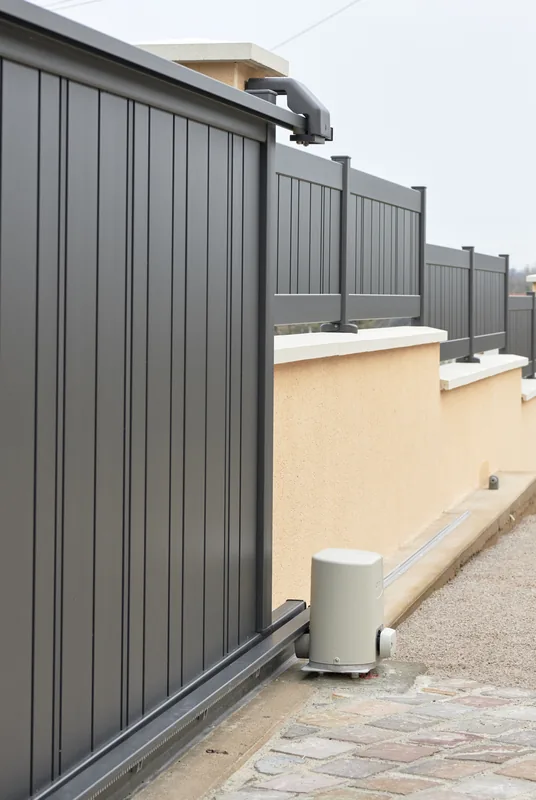 Motor Somfy instalado en una puerta corredera de aluminio