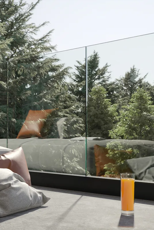 Barandilla acristalada de aluminio Aziliz Kostum instalada en una terraza