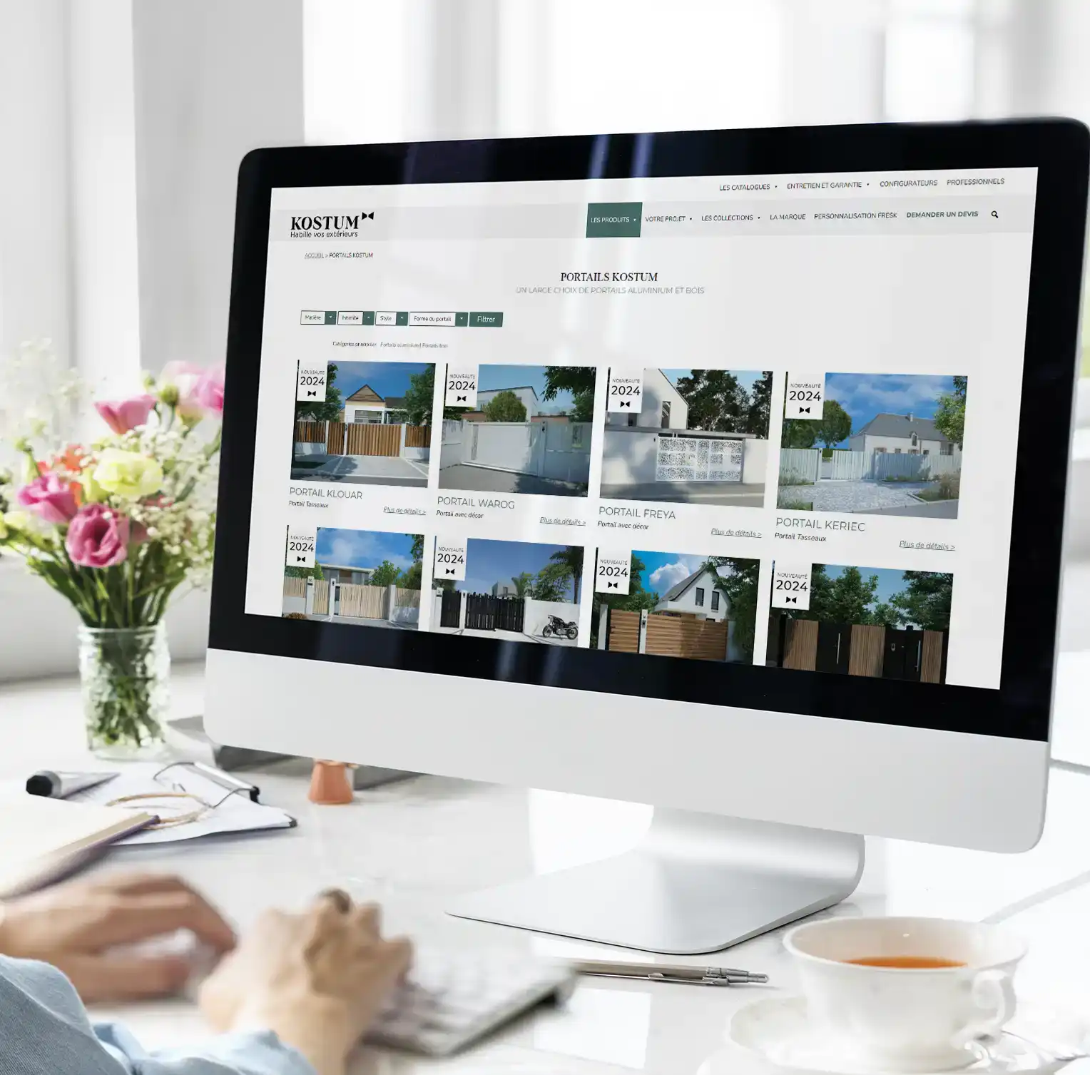 Femme naviguant sur le site Kostum