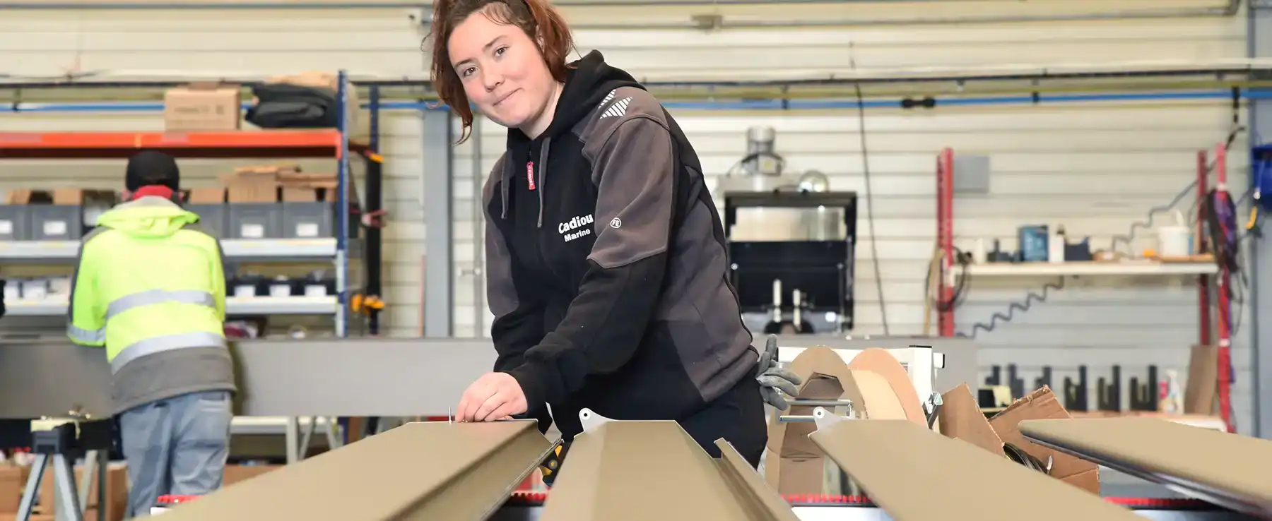 femme travaillant dans un atelier de pergola